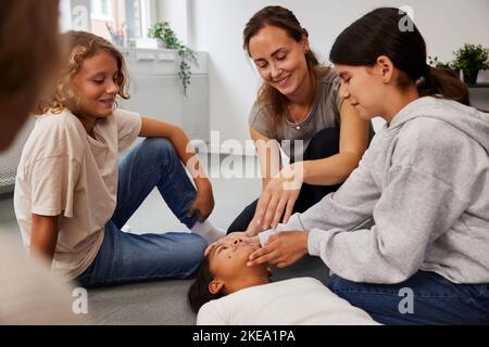 Der Lehrer gibt erste-Hilfe-Training Stockfoto