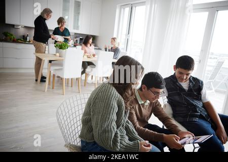 Familie zu Hause Zeit miteinander zu verbringen Stockfoto