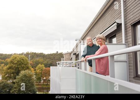 Älteres paar stehen auf Balkon Stockfoto