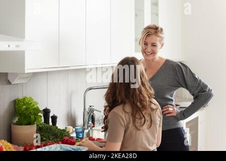 Mutter und Tochter stehen in der Küche Stockfoto