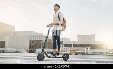 Mann auf Roller für Reisen, umweltfreundliche Transport und städtischen mit Umwelt und Nachhaltigkeit auf dem Weg zur Arbeit. Junger Hipster, Elektroroller Stockfoto