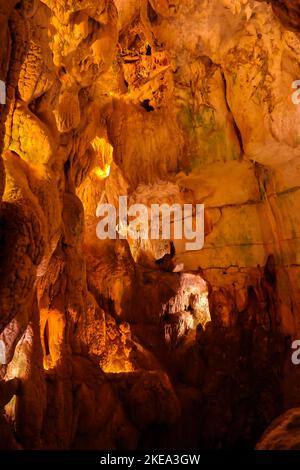 Innenansicht der Grutas Mira de Aire Höhle in Portugal Stockfoto