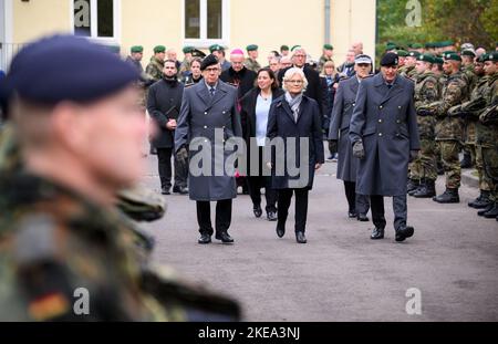 11. November 2022, Brandenburg, Schwielowsee/OT Geltow: Bundesverteidigungsministerin Christine Lambrecht (SPD, M) trifft bei der Eröffnung des wiederaufgebauten Gedenkhains aus dem Lager Marmal in Mazar-i Sharif im "Wald der Erinnerung" beim Einsatzkommando der Bundeswehr ein. Der Ehrenhain des Camp Marmal in Afghanistan, der sich auf dem Gelände der Henning von Tresckow-Kaserne befindet, erinnert an die 59 deutschen Soldaten und Mitglieder von 11 Nationen, die im Zusammenhang mit der Afghanistan-Mission ihr Leben verloren haben. Der Gedenkhain wurde 2007 auf Initiative von Soldaten der Bundeswehr gegründet. Phot Stockfoto