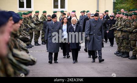 11. November 2022, Brandenburg, Schwielowsee/OT Geltow: Bundesverteidigungsministerin Christine Lambrecht (SPD, M) trifft bei der Eröffnung des wiederaufgebauten Gedenkhains aus dem Lager Marmal in Mazar-i Sharif im "Wald der Erinnerung" beim Einsatzkommando der Bundeswehr ein. Der Ehrenhain des Camp Marmal in Afghanistan, der sich auf dem Gelände der Henning von Tresckow-Kaserne befindet, erinnert an die 59 deutschen Soldaten und Mitglieder von 11 Nationen, die im Zusammenhang mit der Afghanistan-Mission ihr Leben verloren haben. Der Gedenkhain wurde 2007 auf Initiative von Soldaten der Bundeswehr gegründet. Phot Stockfoto