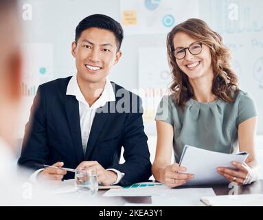 Geschäftstreffen, Partnerschaft und Team in B2B Diskussion mit Grafiken oder Infografiken für das Finanzbudget für Startup Proposal Idee. Vielfalt von Stockfoto