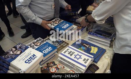 JERUSALEM, ISRAEL - 10. NOVEMBER: Rechtsextreme Aktivisten verkaufen Bücher des verstorbenen jüdischen extremistischen Führers Rabbi Meir Kahane, Gründer der Kach-Partei, während einer Zeremonie zu Ehren von ihm am 10. November 2022 in Jerusalem, Israel. Meir Kahanes Partei Kach wurde aufgrund der extremistischen Ansichten, die die Partei gegen die Araber propagierte, von einer Legislaturperiode für das israelische parlament ausgeschlossen. Die Vereinigten Staaten haben auch die Kach-Bewegung verboten und sie als terroristische Organisation eingestuft. Kredit: Eddie Gerald/Alamy Live Nachrichten Stockfoto