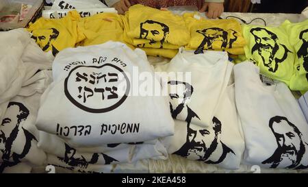 JERUSALEM, ISRAEL - 10. NOVEMBER: Rechtsextreme Aktivisten verkaufen T-Shirts mit dem Bild des verstorbenen jüdischen extremistischen Führers Rabbi Meir Kahane, dem Gründer der Kach-Partei, der las: "Heute weiß jeder. Rabbi Kahane hatte Recht“ während einer Zeremonie zu Ehren von ihm am 10. November 2022 in Jerusalem, Israel. Meir Kahanes Partei Kach wurde aufgrund der extremistischen Ansichten, die die Partei gegen die Araber propagierte, von einer Legislaturperiode für das israelische parlament ausgeschlossen. Die Vereinigten Staaten haben auch die Kach-Bewegung verboten und sie als terroristische Organisation eingestuft. Kredit: Eddie Gerald/Alamy Live Nachrichten Stockfoto