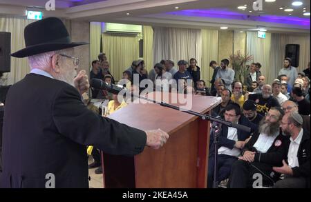 JERUSALEM, ISRAEL - 10. NOVEMBER: Rabbi Dov Lior spricht während einer Zeremonie zu Ehren des verstorbenen jüdischen extremistischen Führers Rabbi Meir Kahane, Gründer der Kach-Partei, am 10. November 2022 in Jerusalem, Israel. Rabbi Lior wurde 2011 wegen des Verdachts verhaftet, Gewalt angezürt zu haben, weil er ein kontroverses religiöses Buch, die Königstora, befürwortet hatte, das Juden die Erlaubnis gibt, unschuldige Nichtjuden, einschließlich Kinder, zu töten. Meir Kahanes Partei Kach wurde aufgrund der extremistischen Ansichten, die die Partei gegen die Araber propagierte, von einer Legislaturperiode für das israelische parlament ausgeschlossen. Kredit: Eddie Gerald/Alamy Live Nachrichten Stockfoto