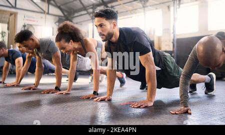 Fitness, Fitness-Studio mit Männern und Frauen tun Brett, stark und Bewegung für Muskel, Herz und Ausdauer in Trainingskurs. Gesundheit, Wellness und Vielfalt Stockfoto