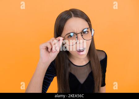 Teenager hat schlechtes Sehvermögen. Notwendigkeit, das Sehvermögen zu verbessern. Gesundheit der Kindheit. oh nein. Teen Mädchen tragen Brille. drücken sie menschliche Emotionen. Smart aussehendes Kind Stockfoto