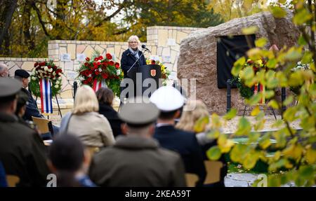 11. November 2022, Brandenburg, Schwielowsee/OT Geltow: Bundesverteidigungsministerin Christine Lambrecht (SPD) spricht bei der Eröffnung des wiederaufgebauten Gedenkhains aus dem Lager Marmal in Mazar-i Sharif im "Wald der Erinnerung" beim Einsatzkommando der Bundeswehr. Das Herzstück der Gedenkstätte ist ein 27 Tonnen schwerer Felsbrocken. Der Ehrenhain des Lagers Marmal in Afghanistan auf dem Gelände der Henning-von-Tresckow-Kaserne erinnert an die 59 deutschen Soldaten und die Angehörigen von elf Nationen, die im Zusammenhang mit der Afghanistan-Mission ihr Leben verloren haben. Der Gedenkhain wurde 20 gegründet Stockfoto