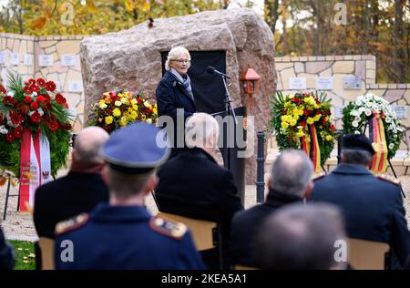 11. November 2022, Brandenburg, Schwielowsee/OT Geltow: Bundesverteidigungsministerin Christine Lambrecht (SPD) spricht bei der Eröffnung des wiederaufgebauten Gedenkhains aus dem Lager Marmal in Mazar-i Sharif im "Wald der Erinnerung" beim Einsatzkommando der Bundeswehr. Das Herzstück der Gedenkstätte ist ein 27 Tonnen schwerer Felsbrocken. Der Ehrenhain des Lagers Marmal in Afghanistan auf dem Gelände der Henning-von-Tresckow-Kaserne erinnert an die 59 deutschen Soldaten und die Angehörigen von elf Nationen, die im Zusammenhang mit der Afghanistan-Mission ihr Leben verloren haben. Der Gedenkhain wurde 20 gegründet Stockfoto