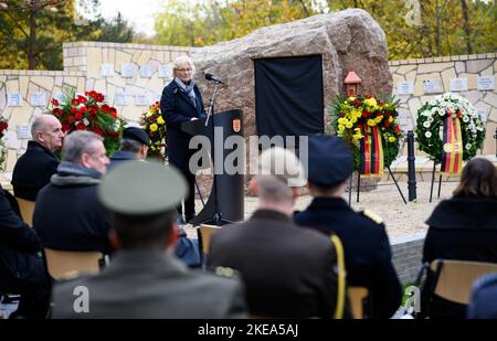 11. November 2022, Brandenburg, Schwielowsee/OT Geltow: Bundesverteidigungsministerin Christine Lambrecht (SPD) spricht bei der Eröffnung des wiederaufgebauten Gedenkhains aus dem Lager Marmal in Mazar-i Sharif im "Wald der Erinnerung" beim Einsatzkommando der Bundeswehr. Das Herzstück der Gedenkstätte ist ein 27 Tonnen schwerer Felsbrocken. Der Ehrenhain des Lagers Marmal in Afghanistan auf dem Gelände der Henning-von-Tresckow-Kaserne erinnert an die 59 deutschen Soldaten und die Angehörigen von elf Nationen, die im Zusammenhang mit der Afghanistan-Mission ihr Leben verloren haben. Der Gedenkhain wurde 20 gegründet Stockfoto