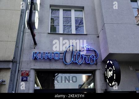 Prag, Tschechische Republik - Mai 5 2021: Kino Aero Schild an der Fassade des Hauses in Prag Zizkov. Es ist einer der ältesten Filmclubs in der Tschechischen Republik mit Stockfoto