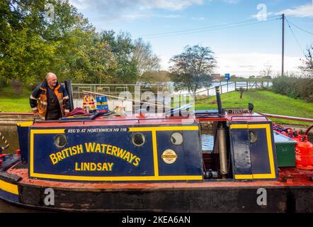 Arbeitskanal-Schmalboot auf dem Llangollen-Zweig des Shropshire-Gewerkschaftskanals, das durch den Hurleston-Flug der Schleusen Chesthire führt Stockfoto