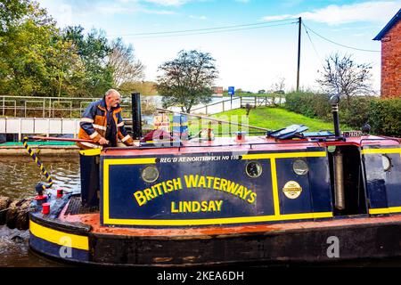 Arbeitskanal-Schmalboot auf dem Llangollen-Zweig des Shropshire-Gewerkschaftskanals, das durch den Hurleston-Flug der Schleusen Chesthire führt Stockfoto