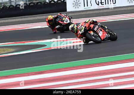 Mandalika. 11.. November 2022. Alvaro Bautista (vorne) von Aruba.it Racing - Ducati und Xavi Fores of Barni Spark Racing Team fahren während des 1. freien Trainings der WorldSBK 2022 Pirelli Indonesian Round auf Mandalika Circuit, Mandalika der Provinz West Nusa Tenggara in Indonesien am 11. November 2022. Quelle: Veri Sanovri/Xinhua/Alamy Live News Stockfoto