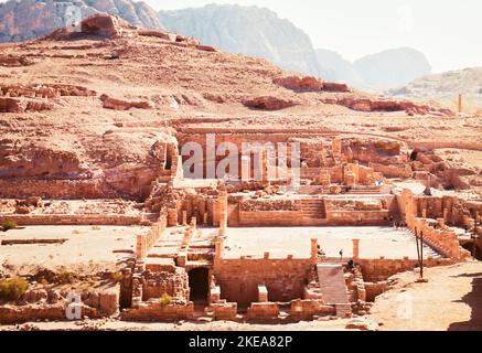 Kolonnadenstraße in Petra, Jordanien. Petra ist die Hauptattraktion Jordaniens. Petra ist in die UNESCO-Liste des Weltkulturerbes aufgenommen. Stockfoto