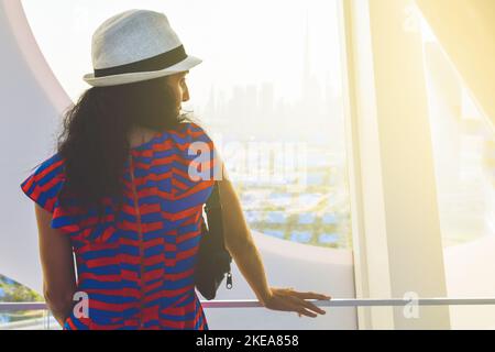 Dubai, VAE - 14.. oktober 2022: kaukasischer Tourist im berühmten Frame Wahrzeichen Genießen Sie das Panorama der Skyline der Stadt. Besuchen Sie die Urlaubsziele der VAE in D Stockfoto
