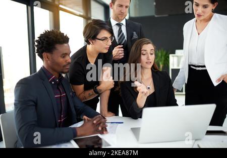 Die besten Ideen ins Geschäft bringen. Eine Gruppe von Geschäftskollegen trifft sich im Sitzungssaal. Stockfoto