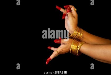 Indische Handmudras mit klassischem Tanz oder Gesten, demonstriert von Bharatanatyam-Tänzerin. Stockfoto