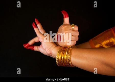 Indische Handmudras mit klassischem Tanz oder Gesten, demonstriert von Bharatanatyam-Tänzerin. Stockfoto