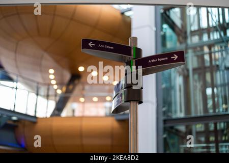 Ein Schild mit der Wegbeschreibung zur Ann und Arthur Street am Belfast City Centre Victoria Square Stockfoto
