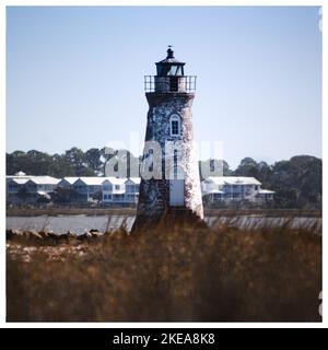 Der verwitterte Cockspur Island Lighthouse auf klarem Himmel Hintergrund in Georgien Stockfoto