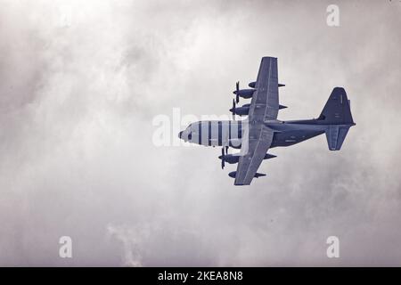 Lockheed Martin Super Hercules MC 130-J des US Air Force 415. Special Operations Squadron, das über der Küste von North Wales, Großbritannien, fliegt Stockfoto