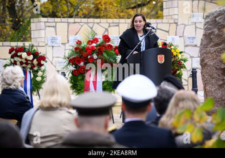 11. November 2022, Brandenburg, Schwielowsee/OT Geltow: Tanja Menz, Mutter des bei der Afghanistan-Mission verstorbenen deutschen Soldaten Konstantin Menz, spricht bei der Eröffnung des wiederaufgebauten Gedenkhains aus dem Lager Marmal in Mazar-i Sharif im "Wald der Erinnerung" beim Einsatzkommando der Bundeswehr. Der Ehrenhain des Camp Marmal in Afghanistan auf dem Gelände der Henning von Tresckow Kaserne erinnert an die 59 deutschen Soldaten und die Familien von elf Nationen, die im Zusammenhang mit der Afghanistan-Mission ihr Leben verloren haben. Der Gedenkhain wurde 2007 auf Initiative gegründet Stockfoto