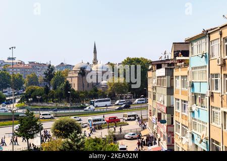 ISTANBUL, TÜRKEI - 10. SEPTEMBER 2017: Dies ist die Murat-Pascha-Moschee (15.. Jahrhundert), die sich im Wohnviertel Aksaray befindet. Stockfoto