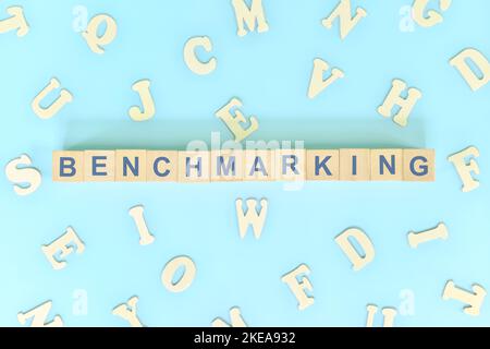 Benchmarking Business Development and Improvement Concept. Worttypografie flach liegend. Stockfoto