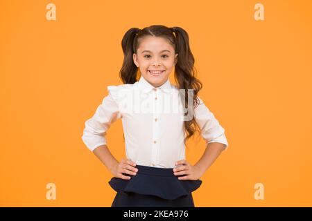 Effizienz des Studiums. Liebenswert schulmädchen. Emotionaler Ausdruck schulmädchen. Schulmädchen Schüler lange Haare niedlich Pferdeschwänze Frisur. Bildungsprogramm Stockfoto