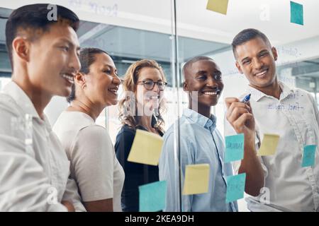 Geschäftsleute, Planungs- und Team-Brainstorming mit Haftnotizen für Ideen, Strategien oder Zusammenarbeit im Büro. Glückliche, kreative Mitarbeiter Stockfoto