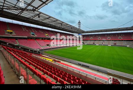 Besuch des RheinEnergiestadions - der offizielle Spielplatz des FC Köln Stockfoto