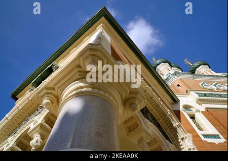 St. Nicholja Orthodoxe Kathedrale, schöne Architektur Ecke Detail Spalte, Dach mit teilweiser Sicht auf den Himmel Stockfoto