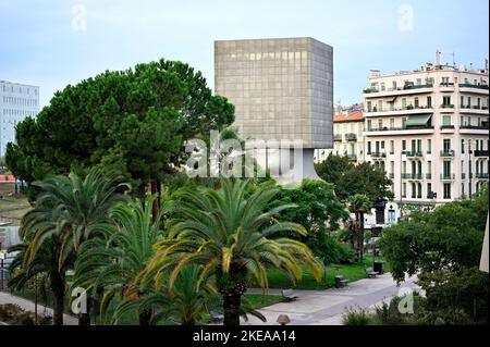 La Tete Carree Bibliothek unter den Morgenlichtern in Nizza mit Blick auf den Park vor der Tür und die Architektur in der Umgebung. Stockfoto