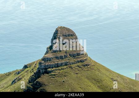 Lions Head vom Tafelberg in Kapstadt aus gesehen. Der Wanderweg zum Gipfel ist sichtbar Stockfoto