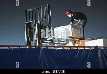 XUZHOU, CHINA - 11. NOVEMBER 2022 - Mitarbeiter des Vertriebszentrums von SF Express laden Autos zur Auslieferung in andere Teile Chinas in einem E-Commerce Stockfoto