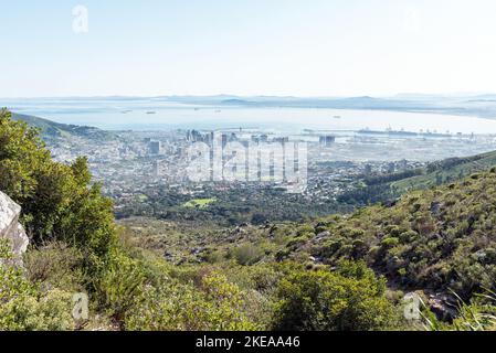 Ein nebeliges Stadtzentrum von Kapstadt, das vom Wanderweg Platteklip Gorge zum Tafelberg aus gesehen wird Stockfoto