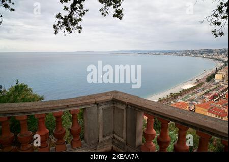 Promenade des Anglais Balkon ein weißes Boot mitten in der Bucht. Tolle Aussicht auf die Stadt Nizza in Frankreich Stockfoto
