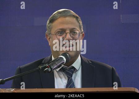 JERUSALEM, ISRAEL - 10. NOVEMBER: Der rechtsextreme Gesetzgeber Itamar Ben-Gvir, Leiter der Otzma Yehudit (jüdische Macht), spricht während einer Zeremonie zu Ehren des verstorbenen jüdischen extremistischen Führers Rabbi Meir Kahane, Gründer der Kach-Partei, am 10. November 2022 in Jerusalem, Israel. Meir Kahanes Partei Kach wurde aufgrund der extremistischen Ansichten, die die Partei gegen die Araber propagierte, von einer Legislaturperiode für das israelische parlament ausgeschlossen. Die Vereinigten Staaten haben auch die Kach-Bewegung verboten und sie als terroristische Organisation eingestuft. Kredit: Eddie Gerald/Alamy Live Nachrichten Stockfoto