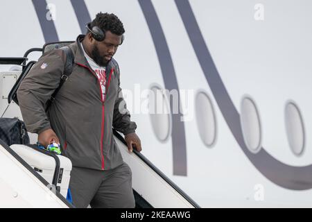 München, Deutschland. 11.. November 2022. American Football: NFL Professional League, Ankunft der Tampa Bay Buccaneers am Flughafen München. Tackle Dylan Cook steigt aus dem Flugzeug aus. Quelle: Ulrich Gamel/Kolbert-Press/dpa/Alamy Live News Stockfoto