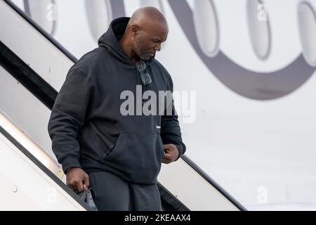 München, Deutschland. 11.. November 2022. American Football: NFL Professional League, Tampa Bay Buccaneers Ankunft am Flughafen München. Todd Bowles, Trainer der Tampa Bay Buccaneers, steigt aus dem Flugzeug aus. Quelle: Ulrich Gamel/Kolbert-Press/dpa/Alamy Live News Stockfoto