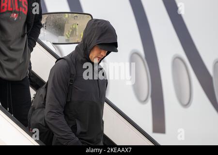 München, Deutschland. 11.. November 2022. American Football: NFL Professional League, Ankunft der Tampa Bay Buccaneers am Flughafen München. Quarterback Tom Brady steigt aus dem Flugzeug aus. Quelle: Ulrich Gamel/Kolbert-Press/dpa/Alamy Live News Stockfoto