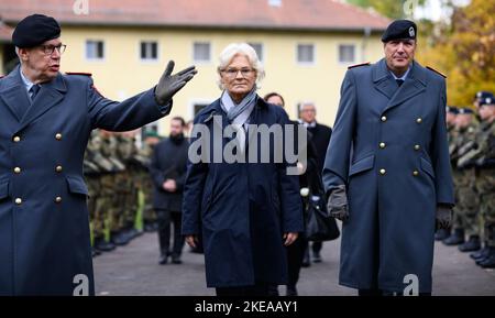 11. November 2022, Brandenburg, Schwielowsee/OT Geltow: Christine Lambrecht (SPD, M), Bundesverteidigungsministerin, trifft zwischen Bernd Schütt (l), Kommandant des Einsatzkommandos der Bundeswehr, Und Markus Laubenthal (r), Generalleutnant der Bundeswehr und stellvertretender Generalinspekteur der Bundeswehr, bei der Eröffnung des wiederaufgebauten Ehrenhains des Lagers Marmal in Mazar-i Sharif im "Wald der Erinnerung" beim Einsatzkommando der Bundeswehr. Der Ehrenhain aus dem Camp Marmal in Afghanistan erinnert an die 59 deutschen Soldaten und die Familien von elf Nationen, die in Afghanistan ihr Leben verloren haben Stockfoto