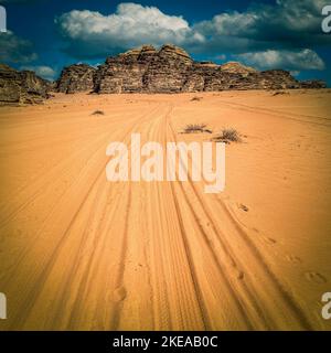 Reifenspuren auf dem Sand der wadi-Rumwüste. Jordanien Stockfoto