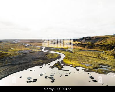 Luftaufnahme des Flusses, der durch die vulkanische Landschaft Islands fließt Stockfoto