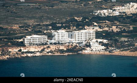 Die Drohnenansicht der Hotelgebäude des Radisson Blu Resort & Spa, goldener Sand in Ghajn Tuffieha, Malta. Stockfoto