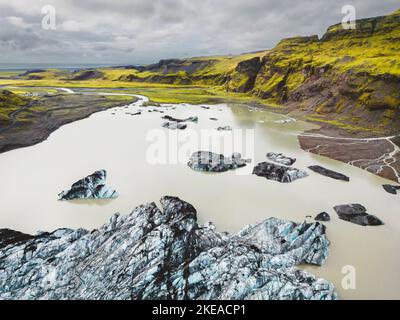 Die globale Erwärmung lässt Gletscher schmelzen - Luftaufnahme von der Drohne Stockfoto